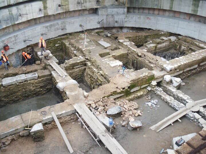 遺跡が何層にも発掘されたシルケジ駅立て坑